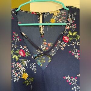 Beautiful cross front Lily White navy floral 🌼 blouse